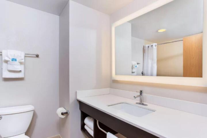 2 Queen Beds Standard Comm Accessible (2 of 7)