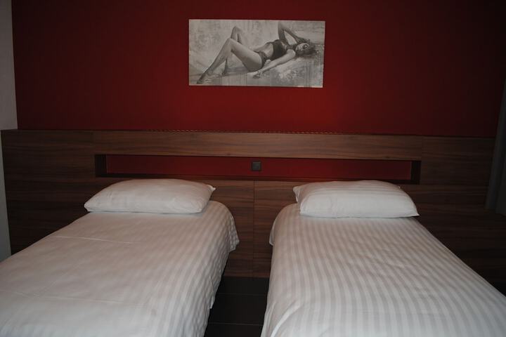 Room 25 of 77