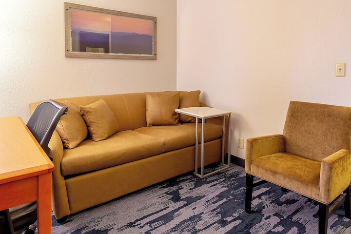1 King Bed (4 of 7)
