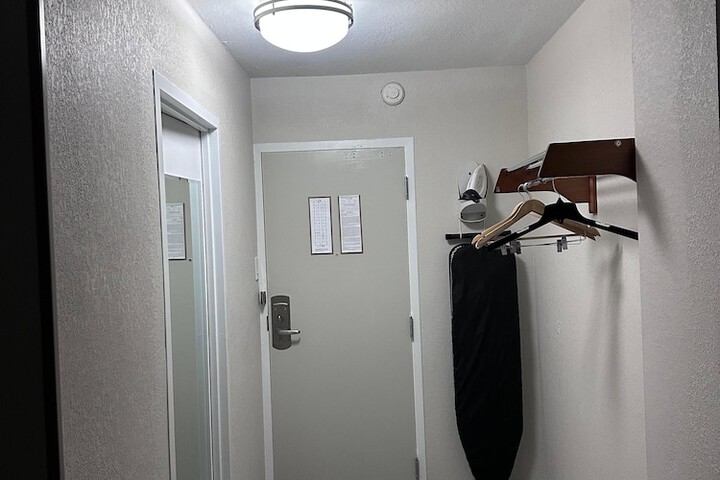 Room 6 of 39