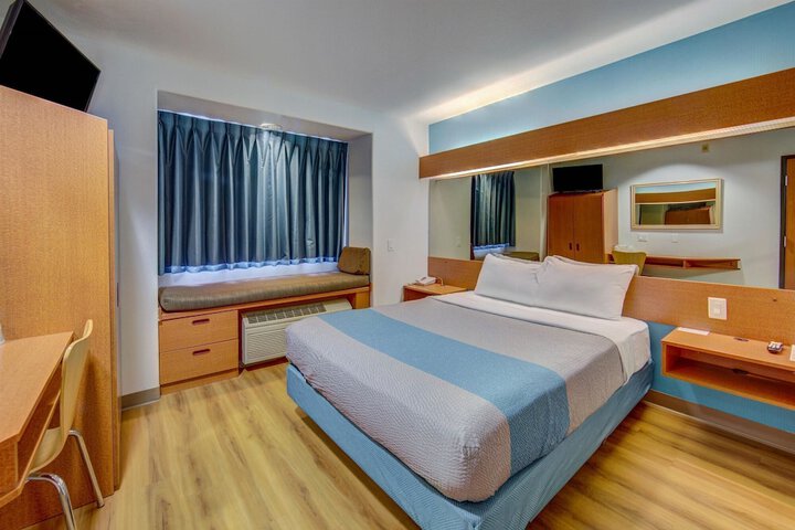 Room 10 of 26