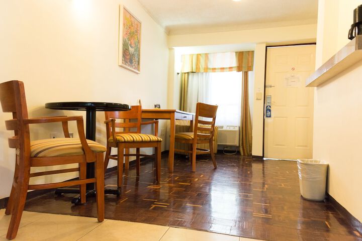 Room 9 of 37