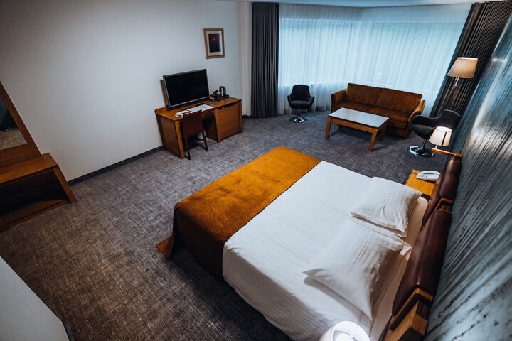 Room 33 of 176
