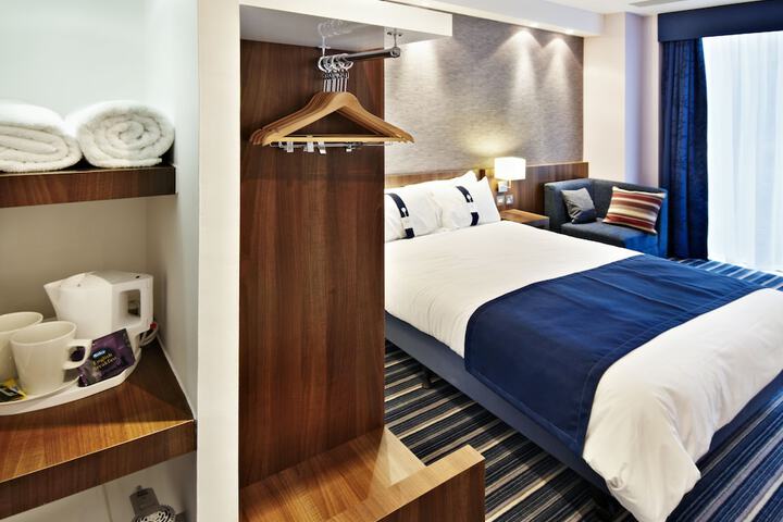 Room 4 of 26