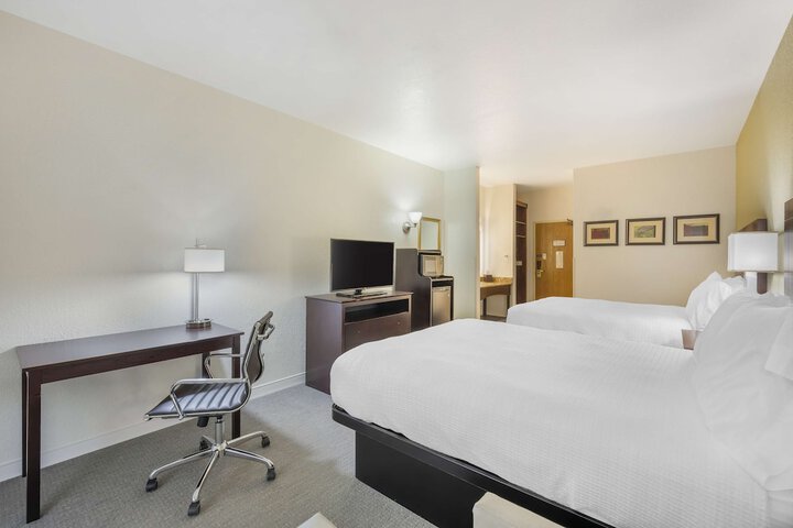 2 Queen Beds Communication Assistance Work Desk Microwave and Refrigerator WiFi F (2 of 9)