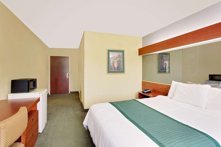 Room 9 of 28