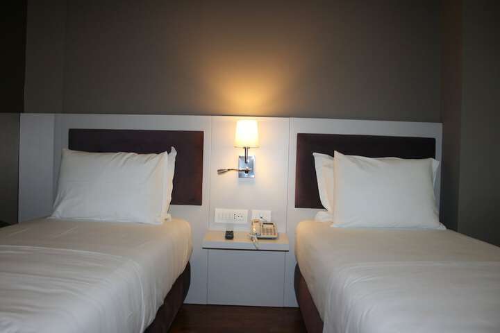 Room 43 of 253
