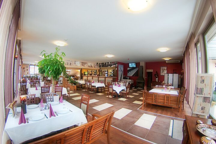 Dining 27 of 32