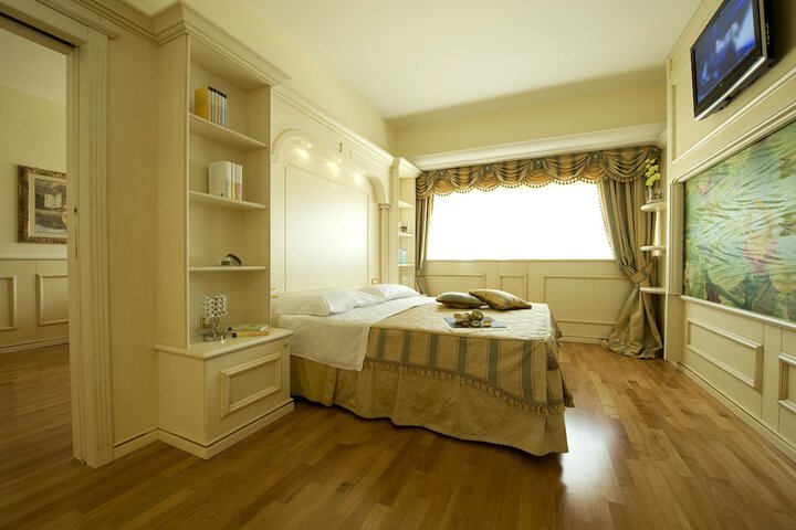 Room 4 of 32