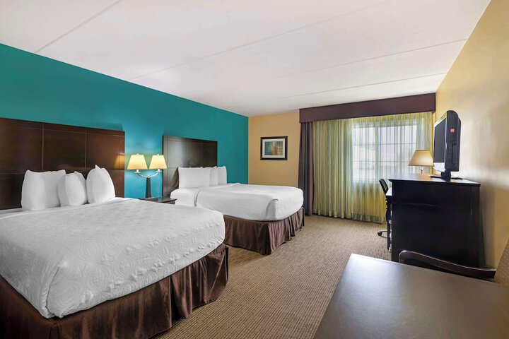 1 Queen Bed (14 of 16)