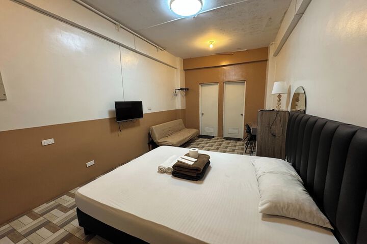 Room 4 of 32