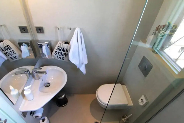 Room 5 of 9