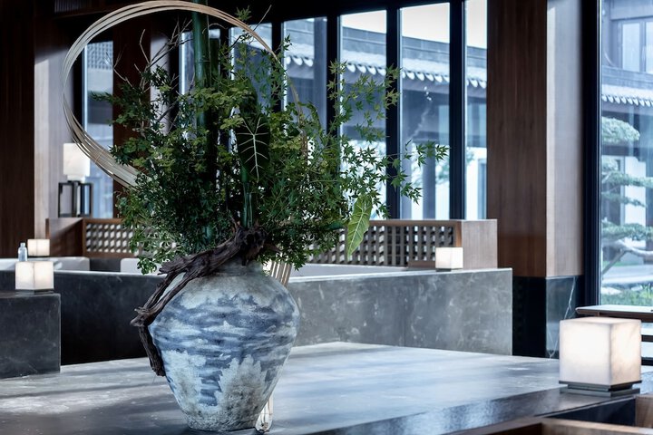 Lobby lounge