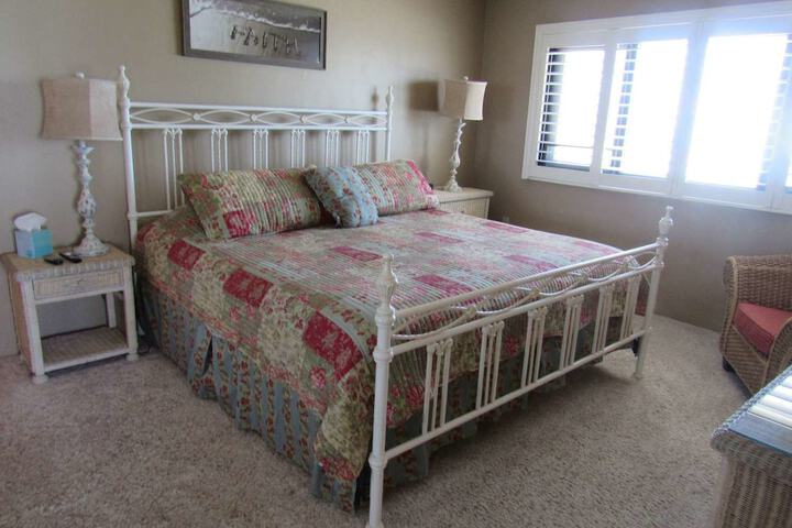 603 Seychelles 3 Bath Direct Oceanfront with Gorgeous Vi in Daytona Beach Shores, FL