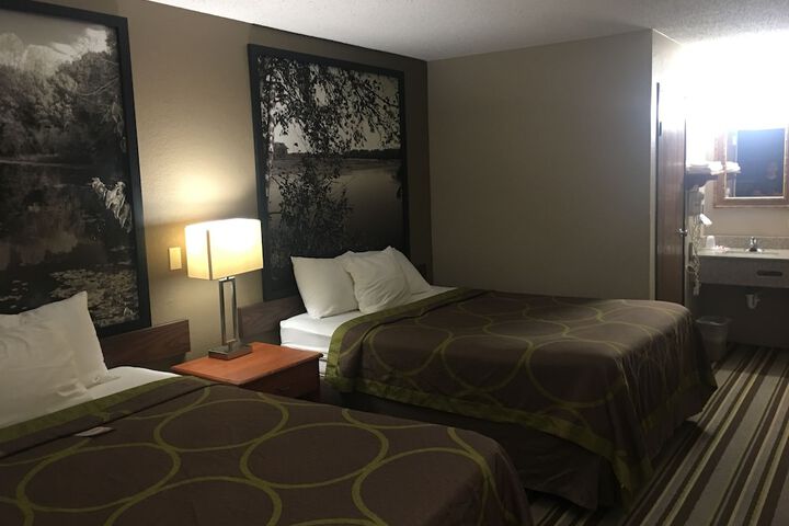 1 Queen Bed (8 of 23)