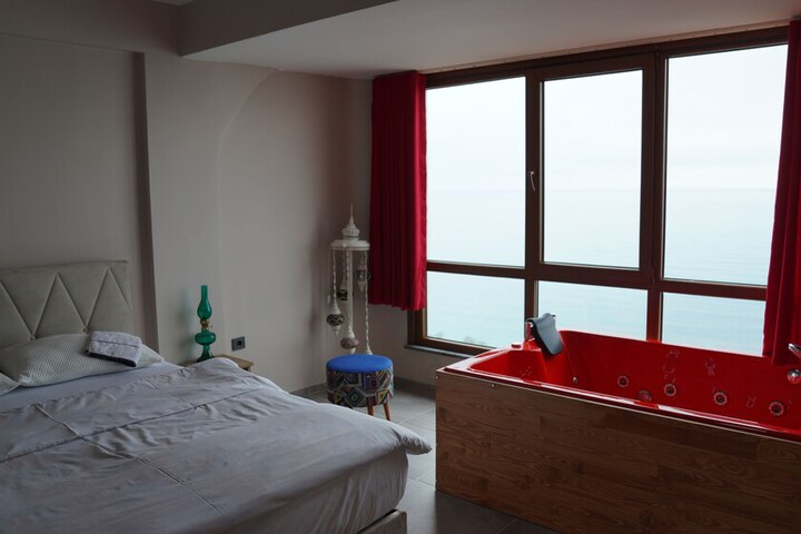Room 32 of 40