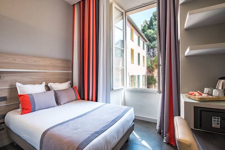 Room 25 of 103