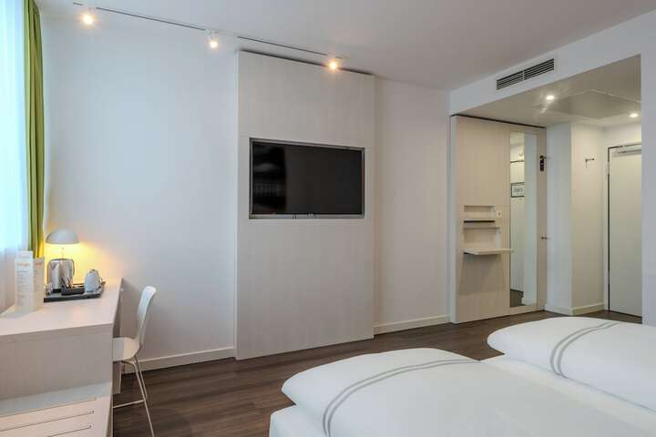 Room 8 of 40