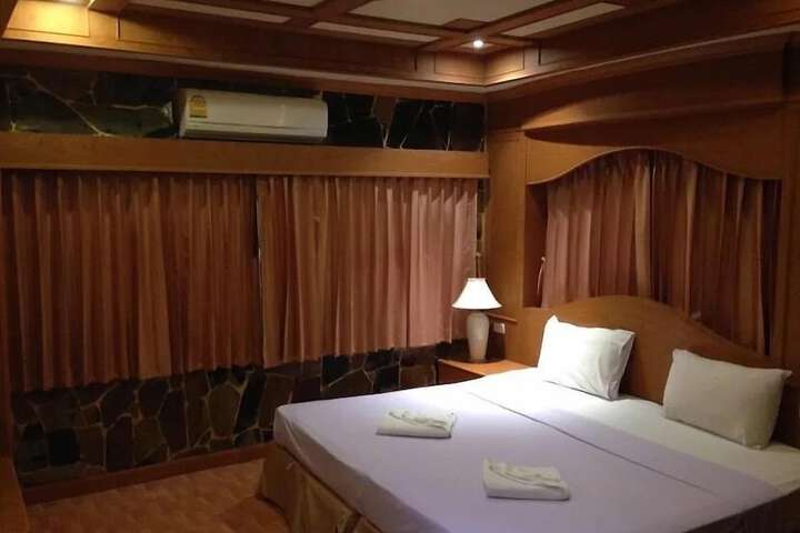 Room 8 of 16