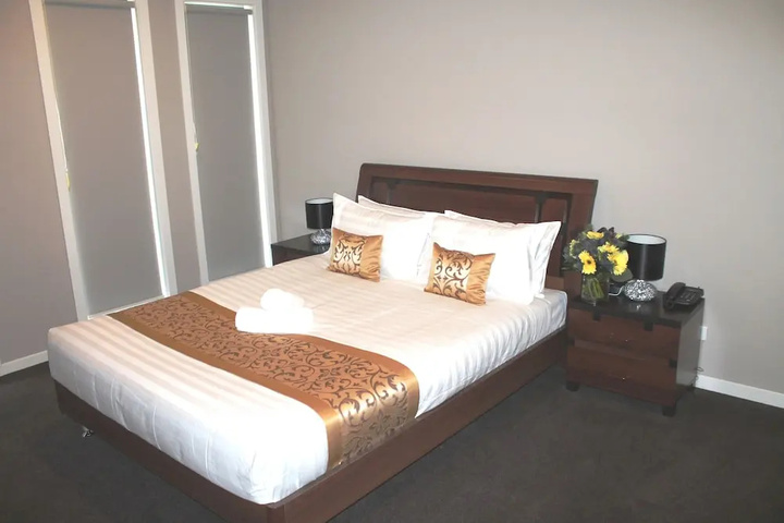 Room 4 of 12