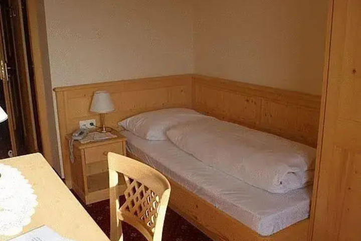 Room 4 of 15