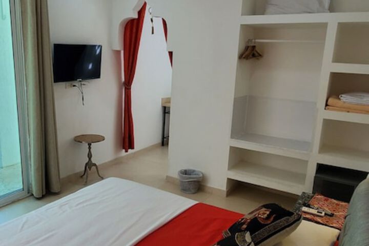 Room 8 of 102