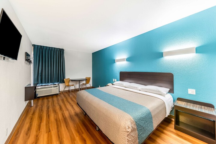 1 King Bed (2 of 14)