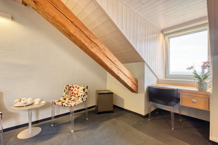 Room 8 of 18