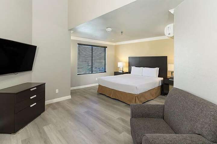 Deluxe Queen Bed (6 of 17)