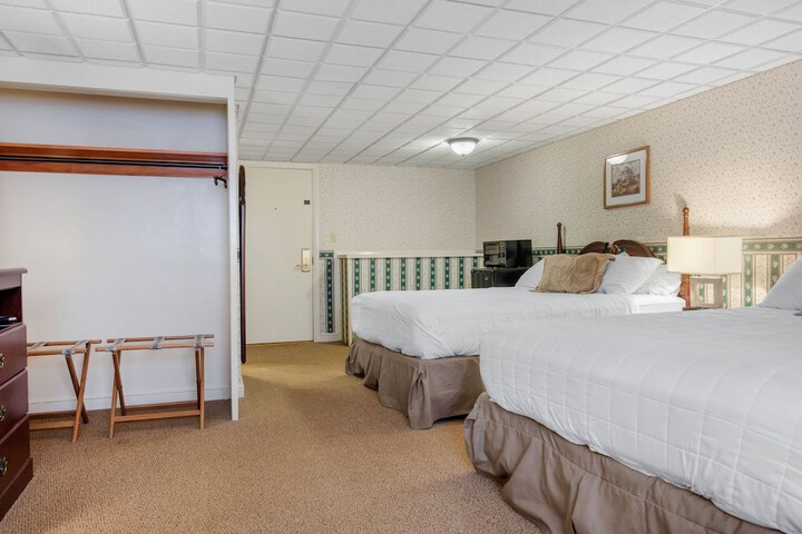 1 Queen Bed (9 of 17)