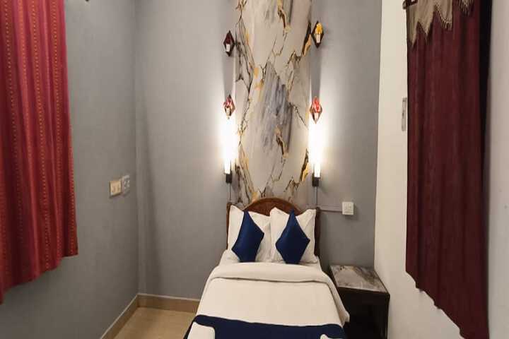 Room 6 of 18
