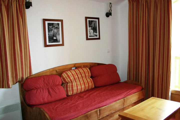 Room 2 of 10