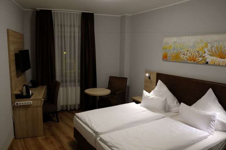 Room 5 of 65