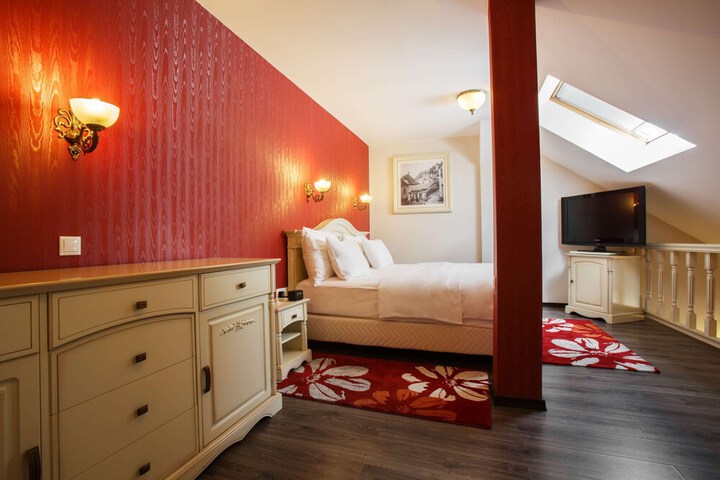 Room 7 of 28