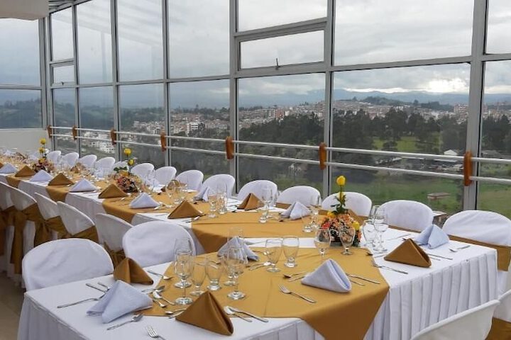 Ballroom/Hall 19 of 22