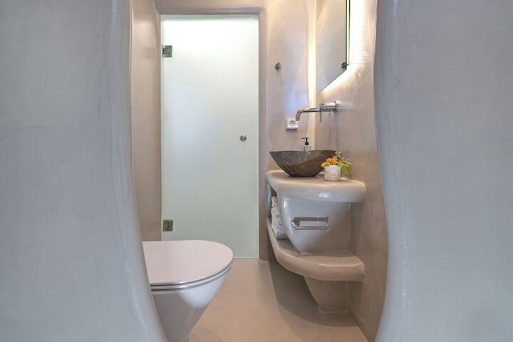 Room 102 of 119