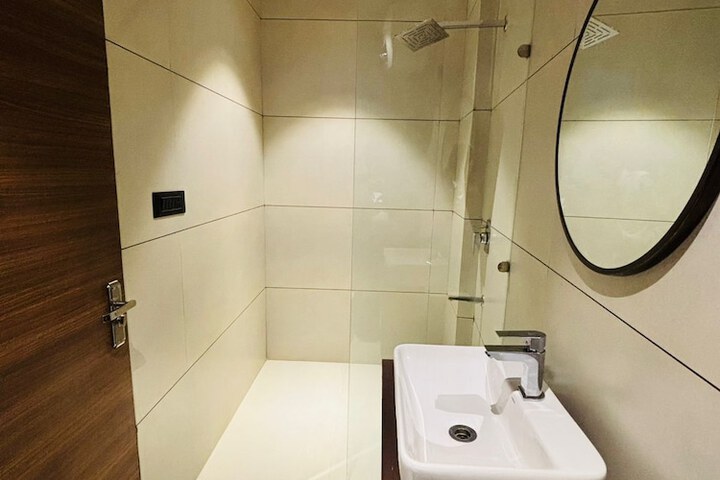 Room 17 of 28