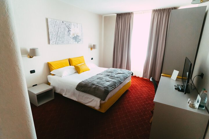 Room 4 of 9
