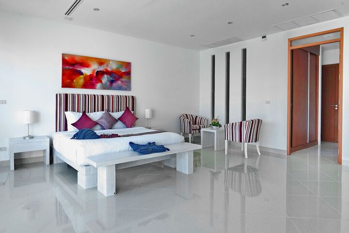 Room 4 of 102