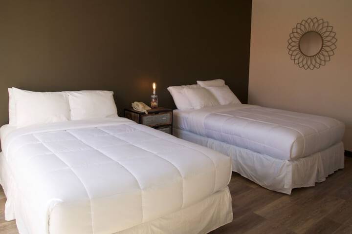 2 Double Beds Pool View (14 of 16)