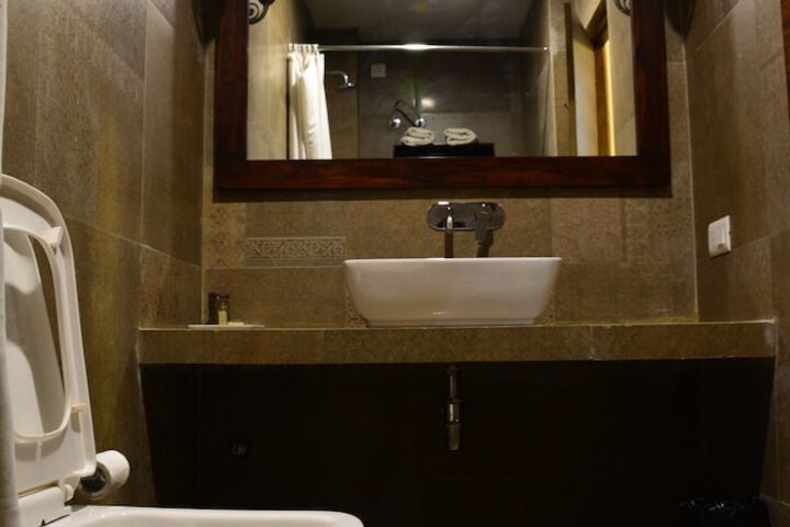 Room 16 of 38