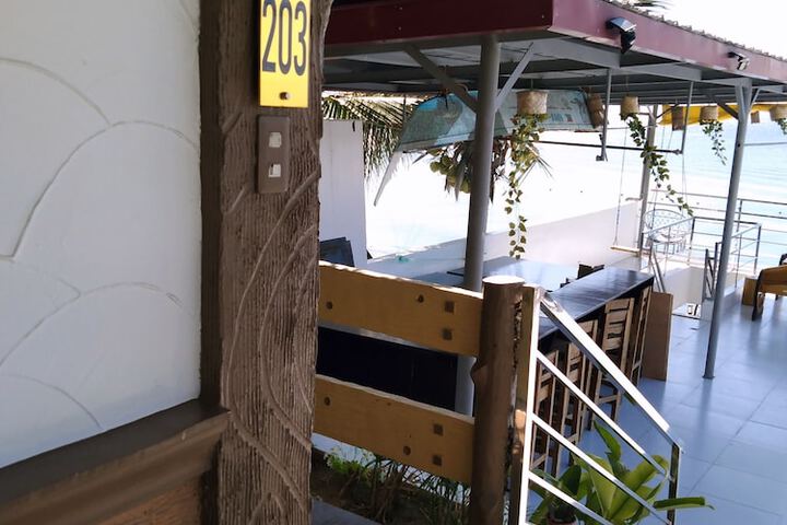 Room 5 of 284