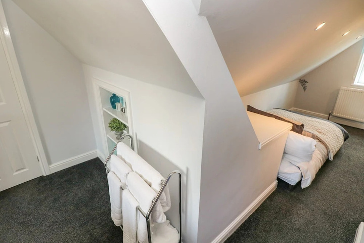 Room 4 of 12