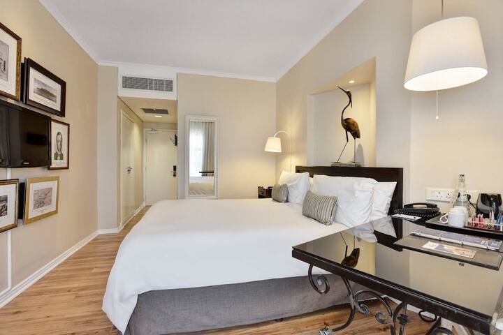 Room 6 of 30