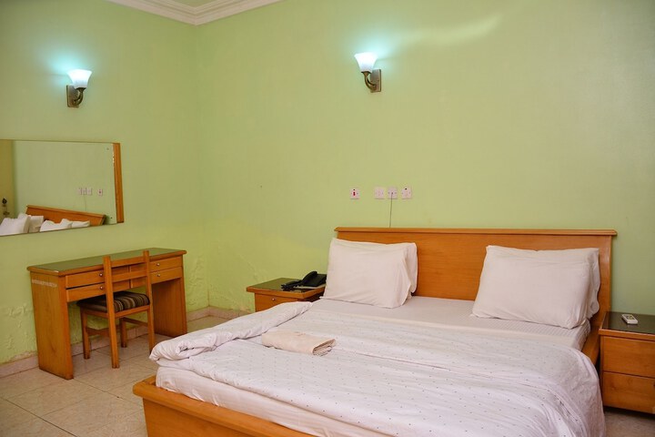 Room 12 of 30