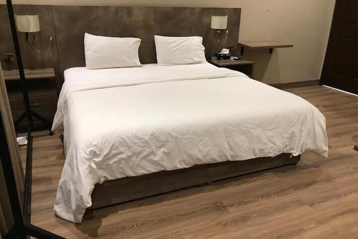 Room 13 of 27