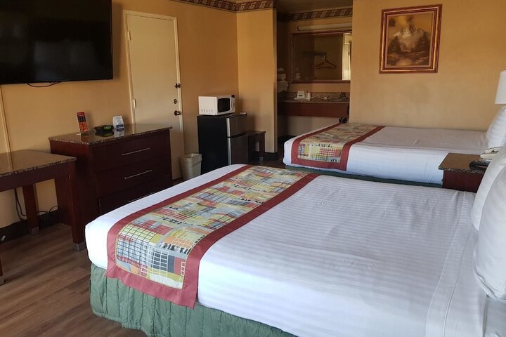 2 Queen Beds (3 of 6)
