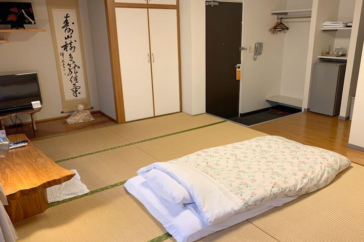 Room 6 of 77