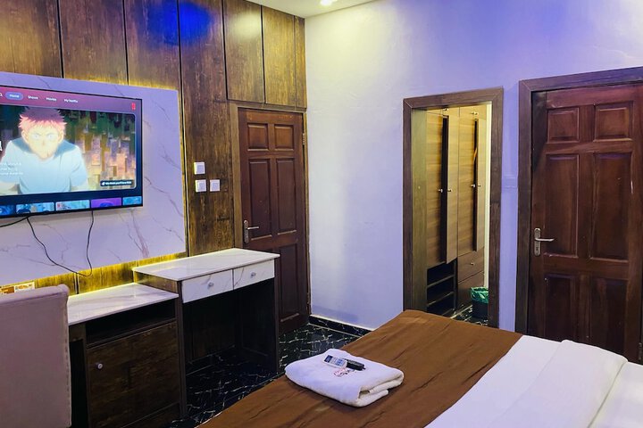 Room 4 of 28