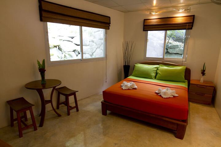 Room 4 of 80